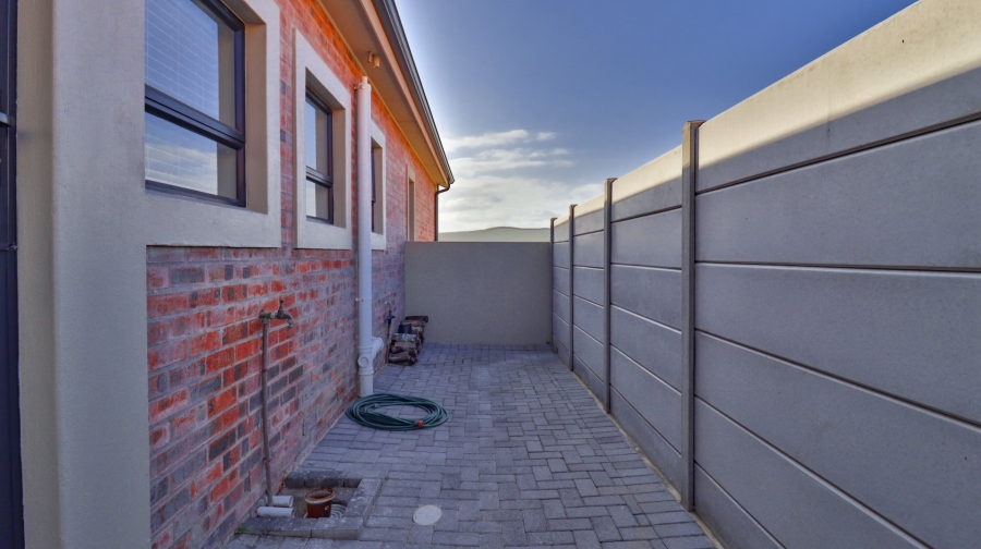 5 Bedroom Property for Sale in Reebok Western Cape